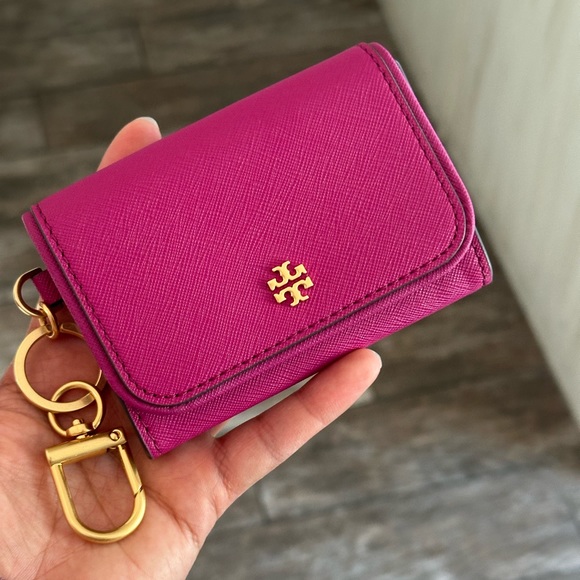Tory Burch Handbags - New Tory Burch Emerson chain wallet hot pink